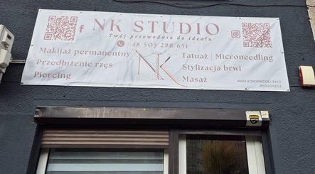 Przed Wiktoria Białecka Studio NK w Bydgoszczy widoczny jest szyld reklamowy usług beauty.