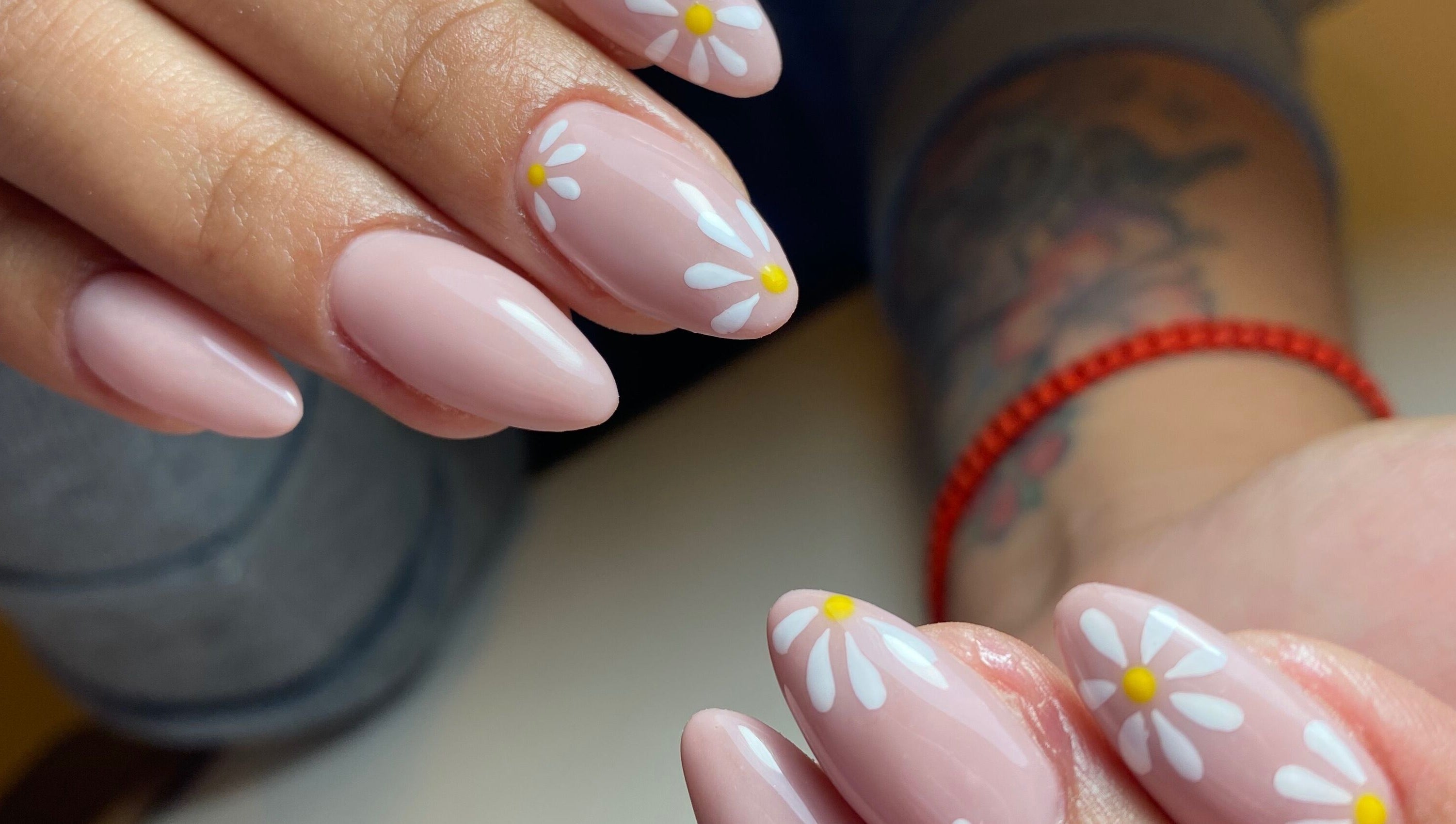 Close-up of daisy nail art at Isipinkbeauty, Ñuñoa, Región Metropolitana, CL.