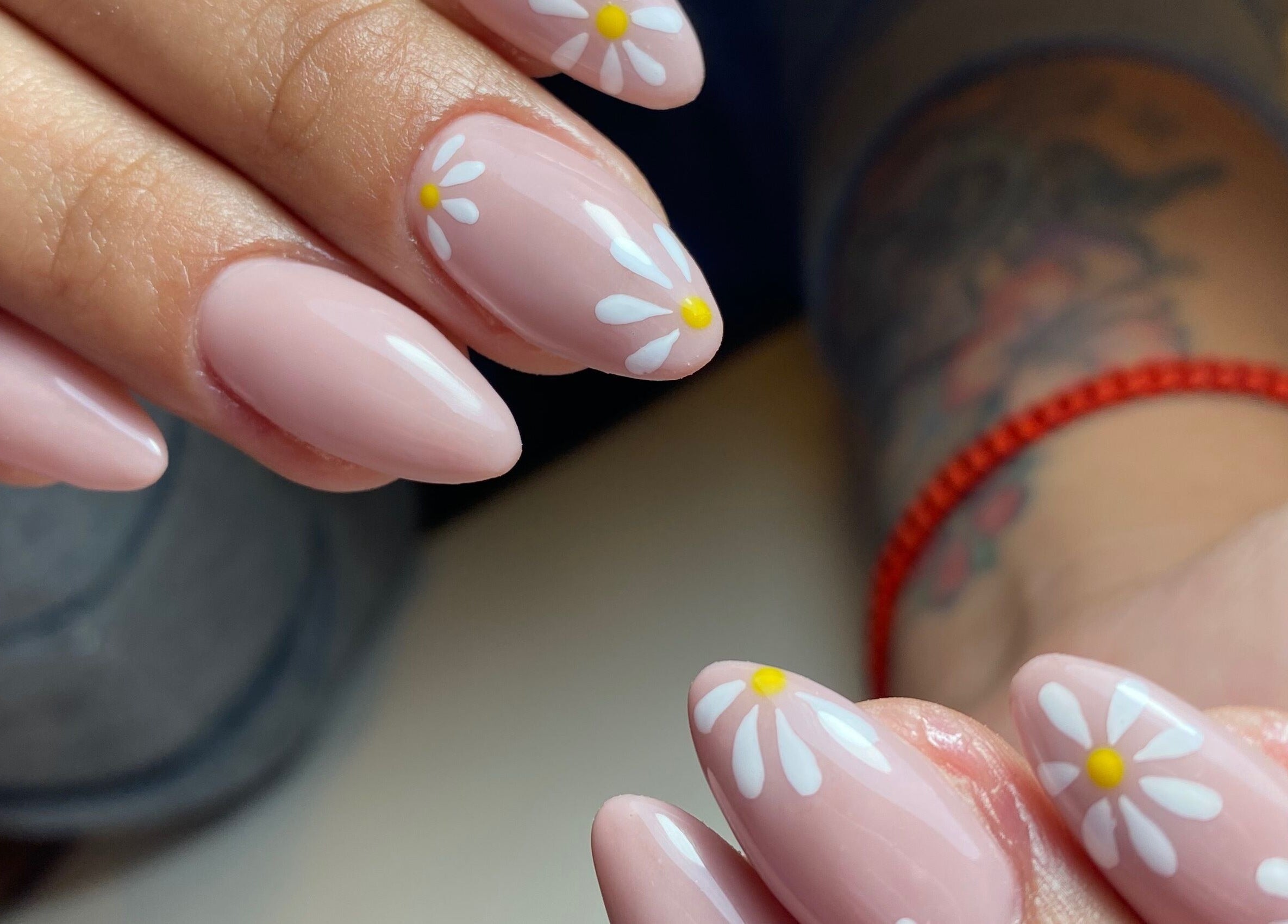 Close-up of daisy nail art at Isipinkbeauty, Ñuñoa, Región Metropolitana, CL.