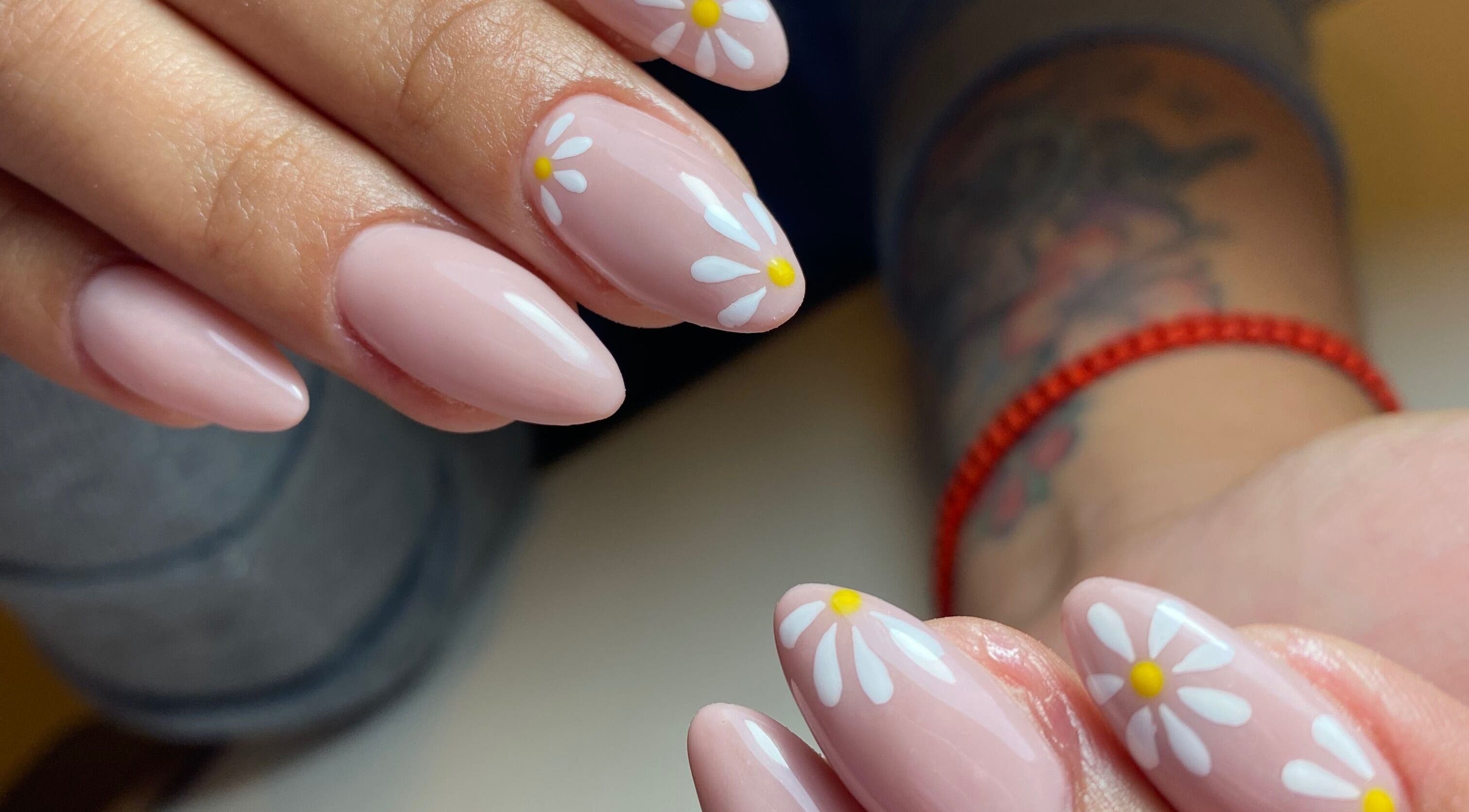 Close-up of daisy nail art at Isipinkbeauty, Ñuñoa, Región Metropolitana, CL.