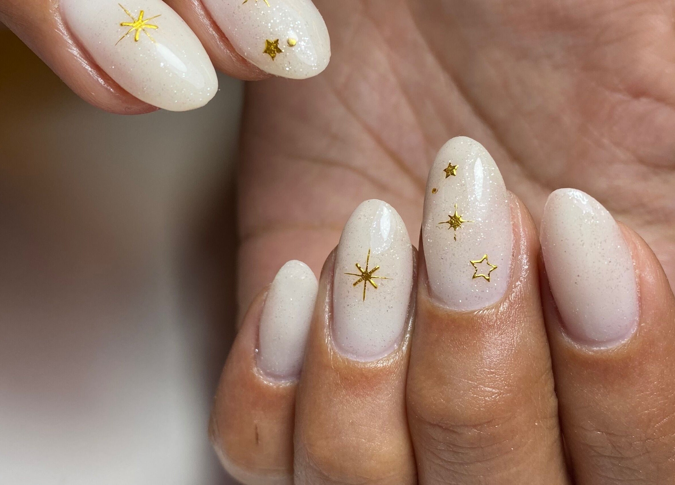 Elegant nail art with gold stars at Isipinkbeauty, Ñuñoa, Región Metropolitana, CL.