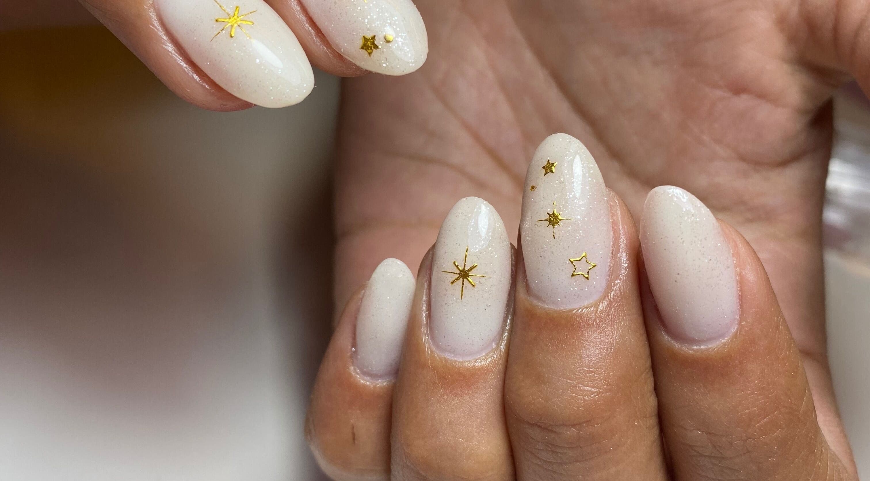 Elegant nail art with gold stars at Isipinkbeauty, Ñuñoa, Región Metropolitana, CL.