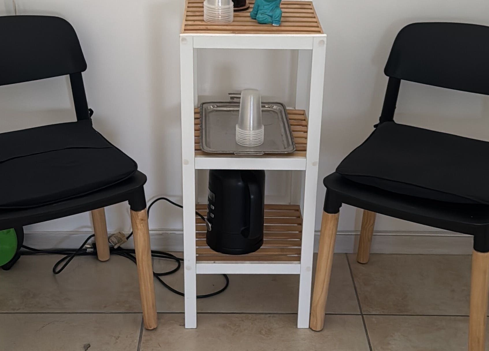 Zona de espera en Ser Piel Real, S2000ein, Santa Fe, AR, con sillas negras y mesa auxiliar.