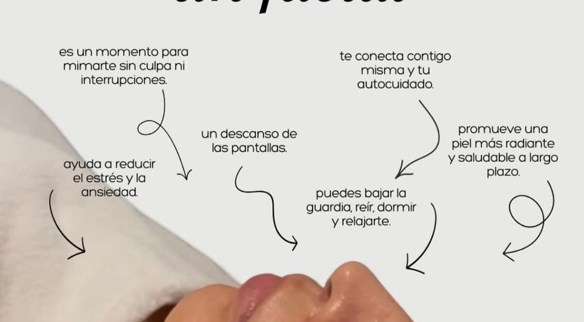Mujer recibiendo un facial relajante en Ser Piel Real, S2000ein, Santa Fe, AR, destacando beneficios del cuidado facial.