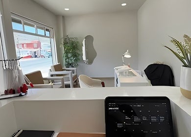 Bright and modern interior of AMOURA Nails Spa in Ensenada, Baja California, MX with seating and decor.