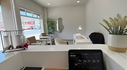 Bright and modern interior of AMOURA Nails Spa in Ensenada, Baja California, MX with seating and decor.