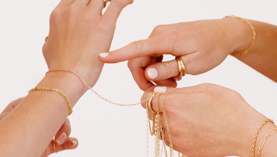 LINKED (Mobile Home Appointments UAE) in Dubai, AE offers elegant gold chain bracelet services.