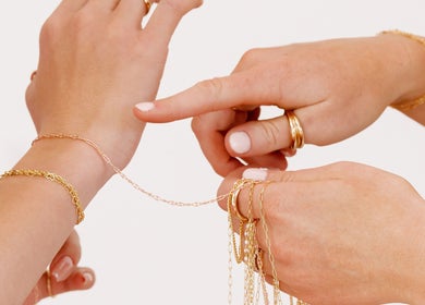 LINKED (Mobile Home Appointments UAE) in Dubai, AE offers elegant gold chain bracelet services.
