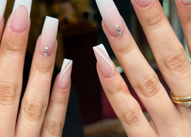 Móng tay nghệ thuật thanh lịch tại Nails Style, Tübingen, Baden-württemberg, DE, với trang trí đá quý.