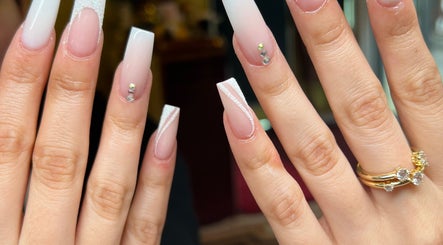 Móng tay nghệ thuật thanh lịch tại Nails Style, Tübingen, Baden-württemberg, DE, với trang trí đá quý.