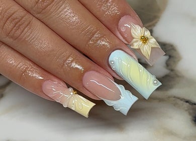 Intricately designed floral nails at Amhnailz, Las Vegas, Nevada, US with a luxurious finish.