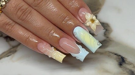 Intricately designed floral nails at Amhnailz, Las Vegas, Nevada, US with a luxurious finish.