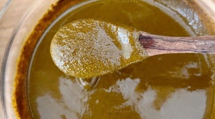 Mascarilla capilar natural en La Poupée Bio Peluqueria, Barcelona, Catalunya, ES. Cuidado orgánico y ecológico.