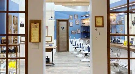 Interno elegante di Il Barbiere Giussano, Giussano, Lombardia, IT, con postazioni di barbiere moderne.