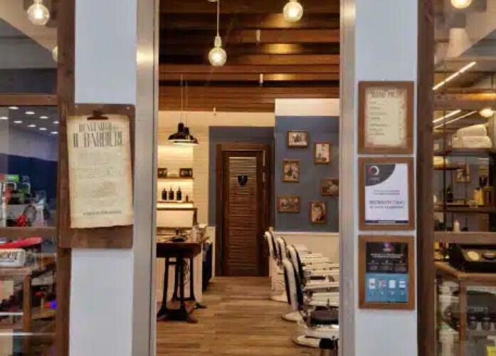 Interno di Il Barbiere Curno, Curno, Lombardia, IT con poltrone classiche e decor moderno.