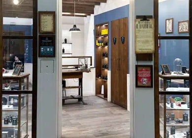 Interno di Il Barbiere Peschiera Borromeo, Bettola-zeloforamagno, Lombardia, IT, con decorazioni eleganti.