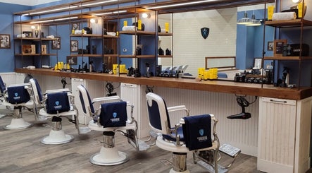 Interno moderno di Il Barbiere Arese, Arese, Lombardia, IT con sedie professionali e prodotti.