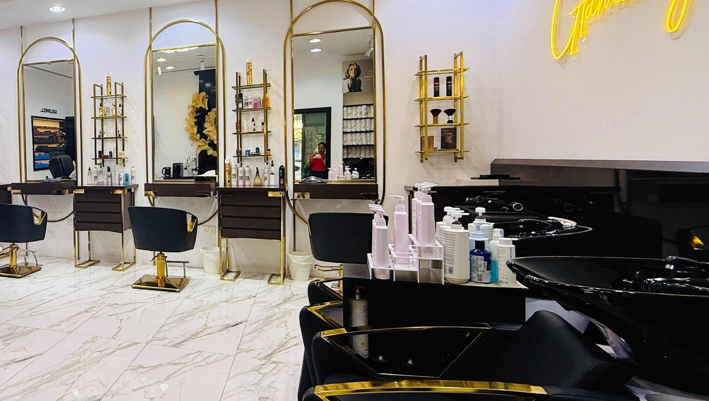 Modern interior of Glam & Go Salon JVC in Dubai, AE with chic styling stations and elegant decor.