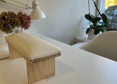 Комфортное рабочее место в SOMI Nail Studio, расположенной в Любляне, SI.