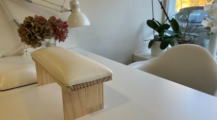 Комфортное рабочее место в SOMI Nail Studio, расположенной в Любляне, SI.