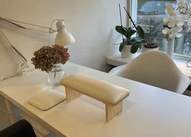 Элегантный маникюрный стол в SOMI Nail Studio, Любляна, SI.