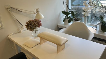 Элегантный маникюрный стол в SOMI Nail Studio, Любляна, SI.