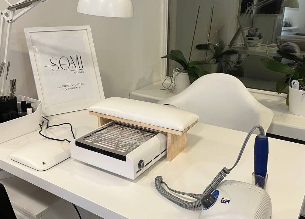 SOMI Nail Studio v Ljubljani, SI: urejena delovna površina z opremo za nego nohtov.
