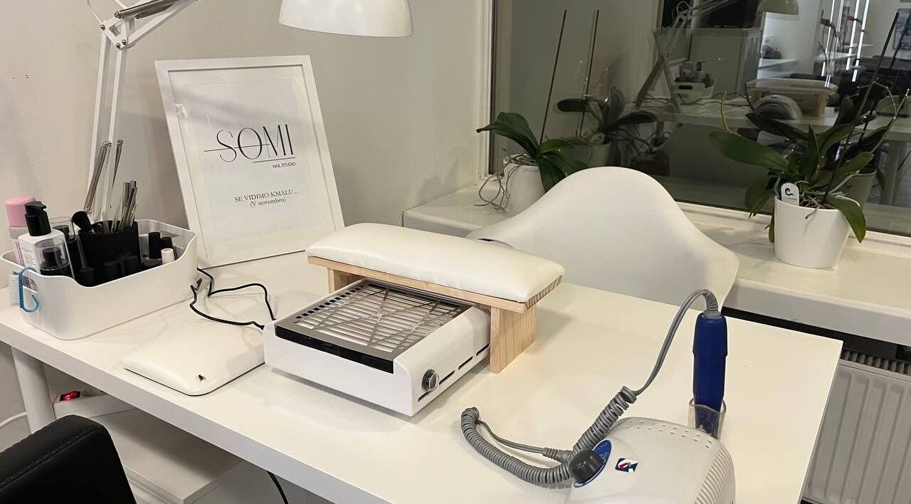 SOMI Nail Studio v Ljubljani, SI: urejena delovna površina z opremo za nego nohtov.