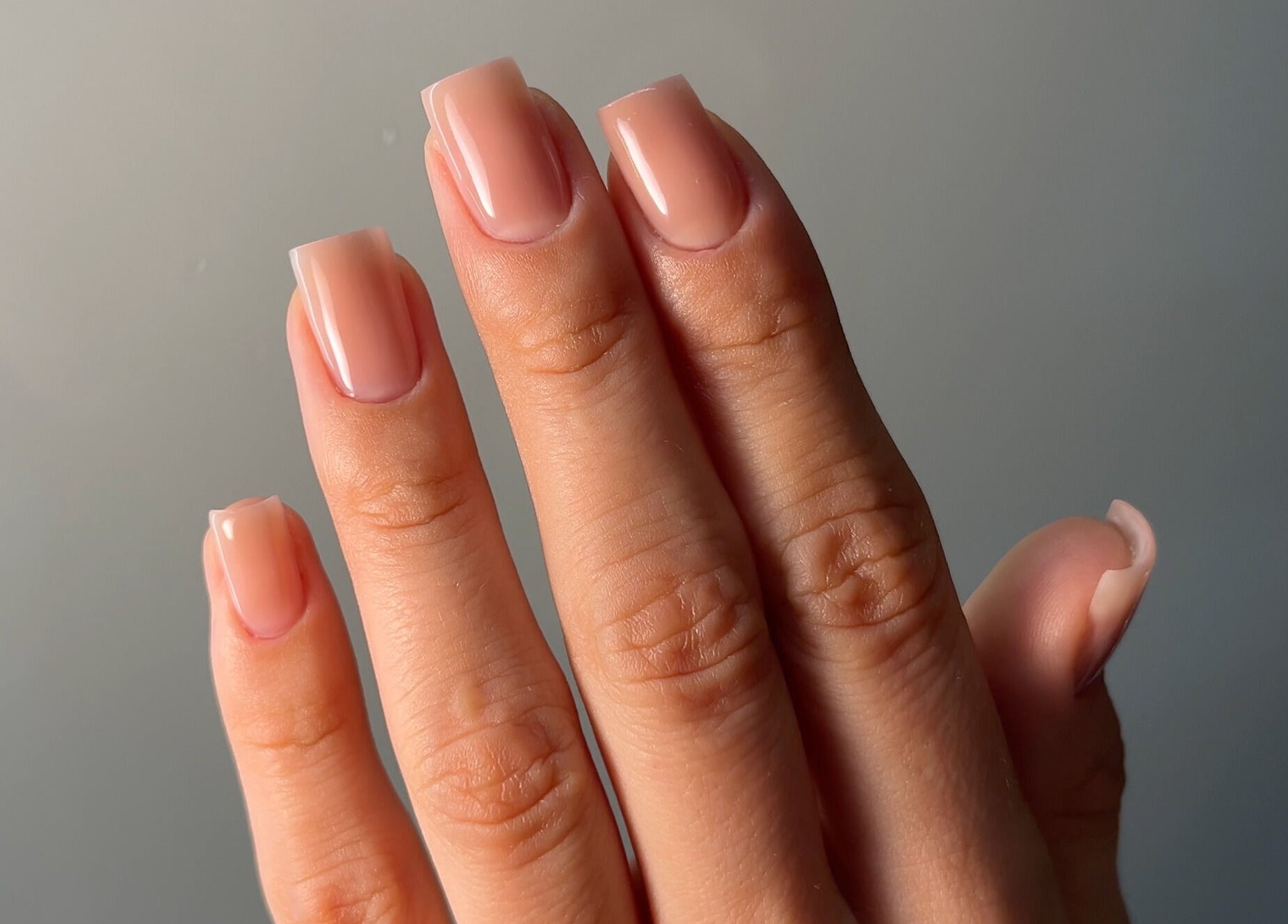 Lepo urejeni nohti pri SOMI Nail Studio, Ljubljana, SI.