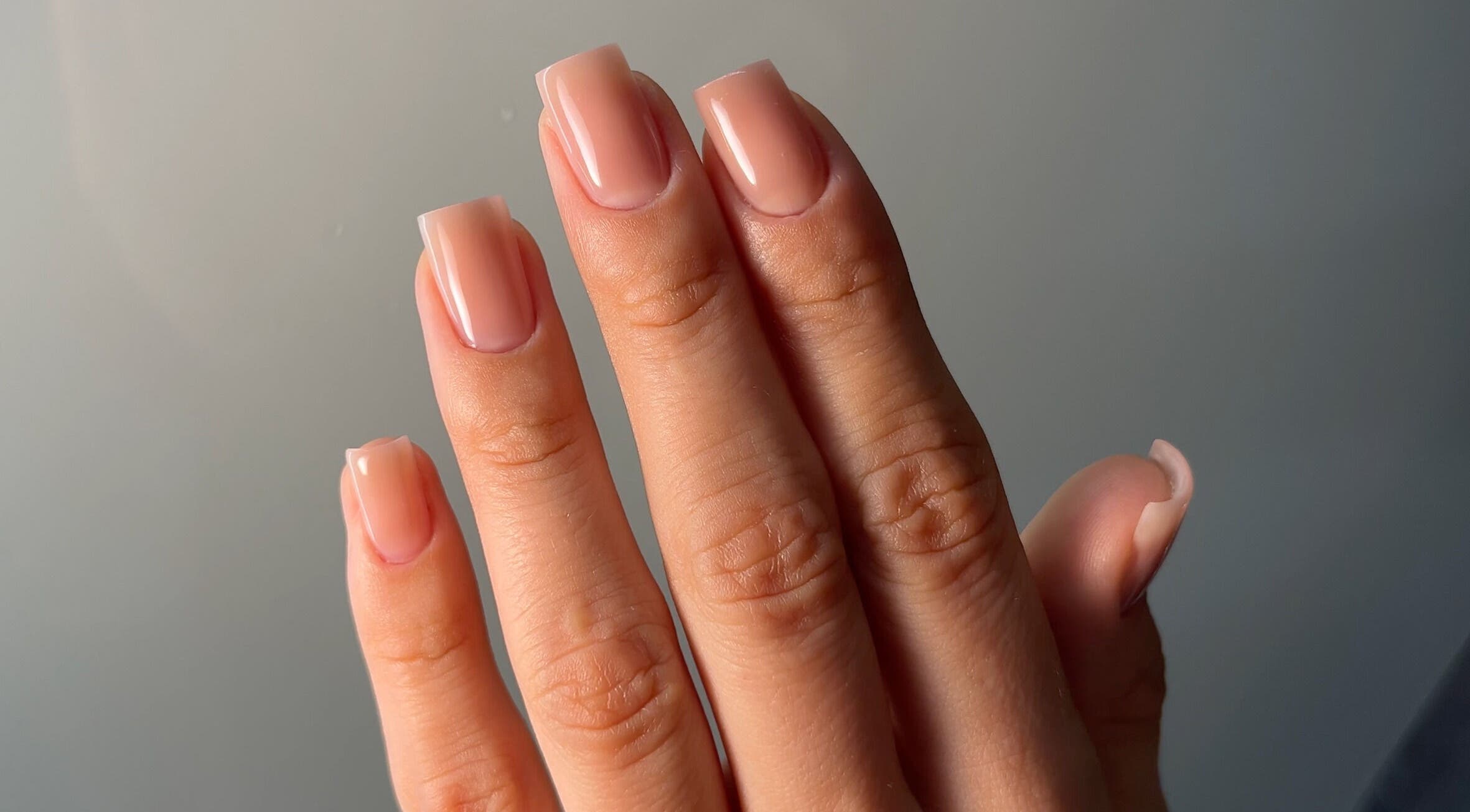 Lepo urejeni nohti pri SOMI Nail Studio, Ljubljana, SI.