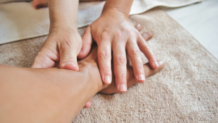 Massage relaxant des mains à Flower Studio, Corsier, Genève, CH pour bien-être complet.