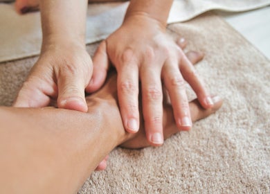Massage relaxant des mains à Flower Studio, Corsier, Genève, CH pour bien-être complet.