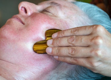 Gua sha massage au Flower Studio, Corsier, Genève, CH. Soin visage relaxant avec pierre naturelle.