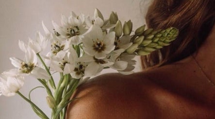 Bouquet de fleurs blanches délicates au Flower Studio, Corsier, Genève, CH.