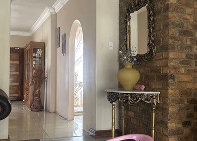 Elegant El Roi Nails interior with ornate decor in Vereeniging, Gauteng, ZA.