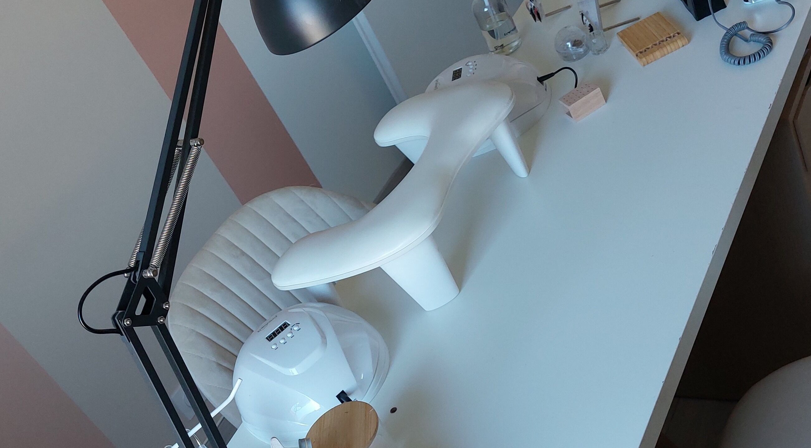 Espace manucure moderne chez Blume, Casteide-candau, Nouvelle-aquitaine, FR, avec chaise confortable et lampe stylée.