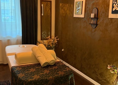 Masažni stol u Thaka's touch, Zagreb, Grad Zagreb, HR, sa zlatnim dekorativnim elementima.
