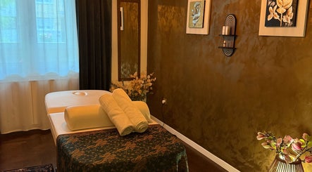 Masažni stol u Thaka's touch, Zagreb, Grad Zagreb, HR, sa zlatnim dekorativnim elementima.