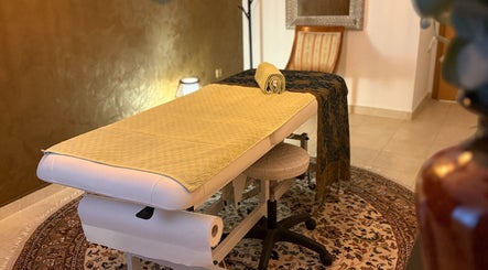 Masažni stol u Thaka's Touch, Zagreb, Grad Zagreb, HR, spreman za opuštajuće terapije.