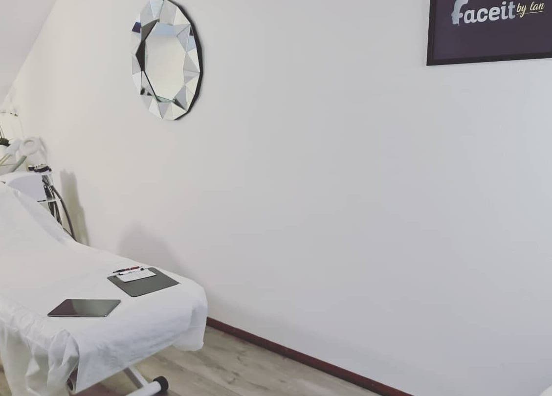 Tranquil treatment room at Face it by Ian, Walton-on-Thames, England, GB, with stylish decor and therapy bed.