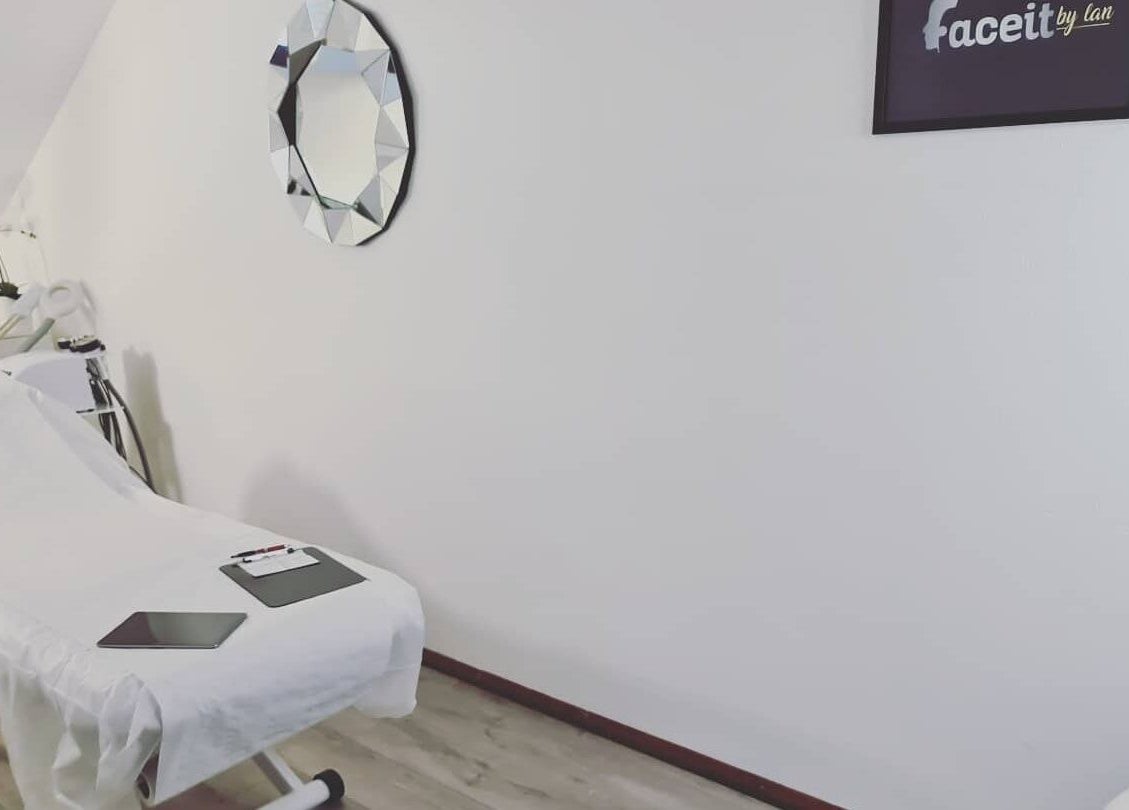 Tranquil treatment room at Face it by Ian, Walton-on-Thames, England, GB, with stylish decor and therapy bed.