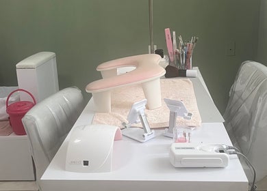 Nail station at Pretty Palace by NCM in Willemstad, Curaçao, CW, showcasing a tranquil white and pink setup.