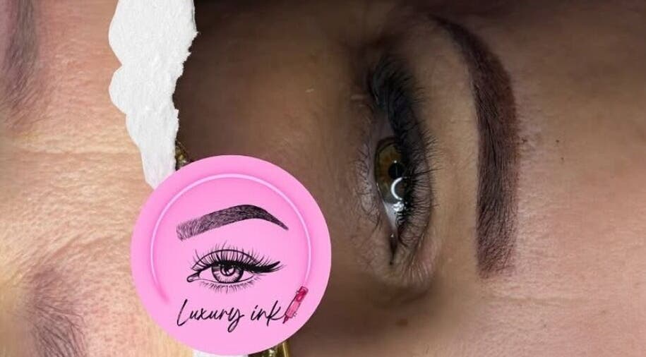 Close-up of perfectly shaped eyebrows at Luxury Ink, Willemstad, CW showcasing precision beauty techniques.