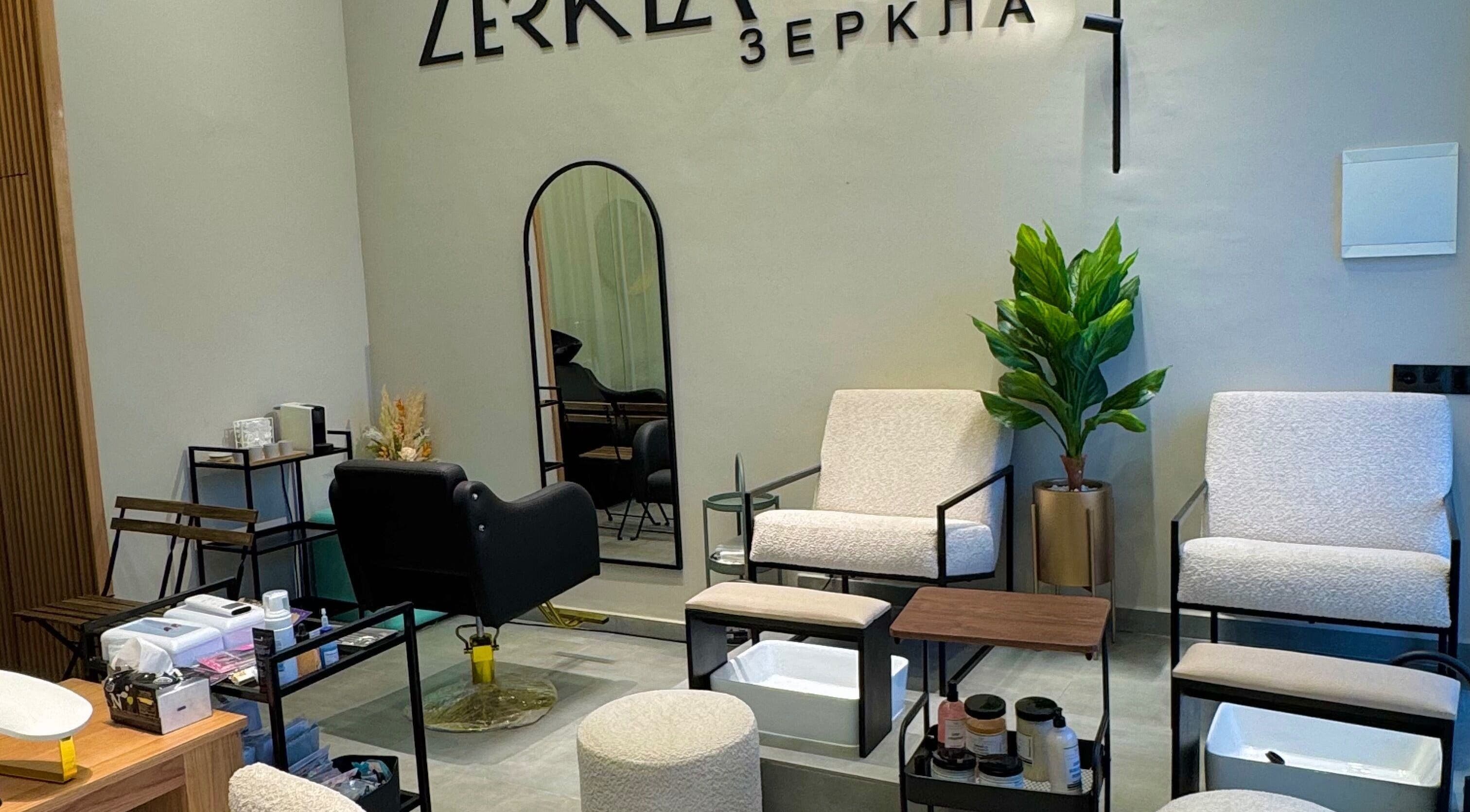 Espace élégant chez ZERKLA à Casablanca, Casablanca-settat, MA, avec fauteuils confortables et décor vert.