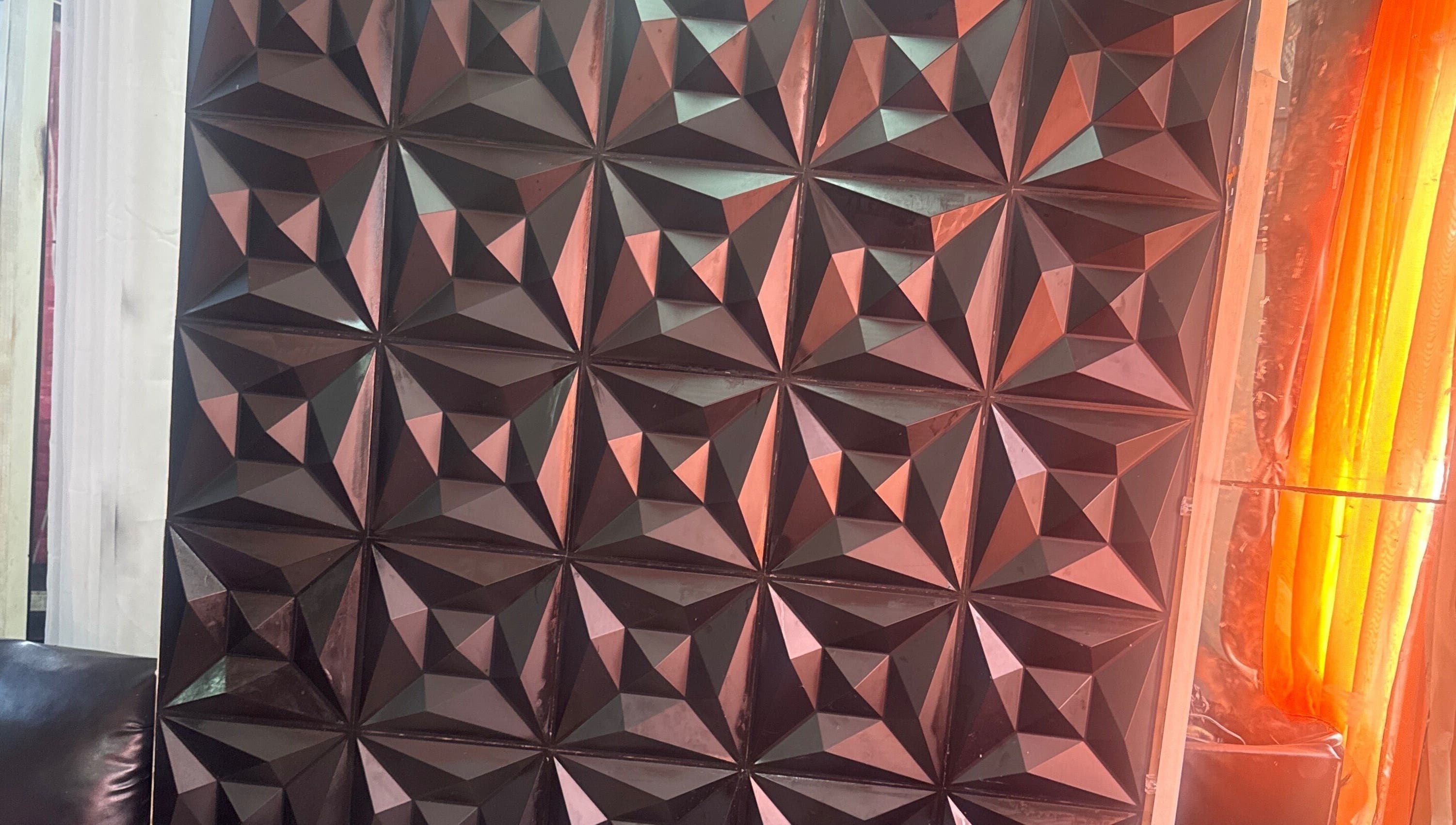 Elegant geometric wall design at DD’s hair salon, Philipsburg, SX, enhancing modern salon aesthetics.