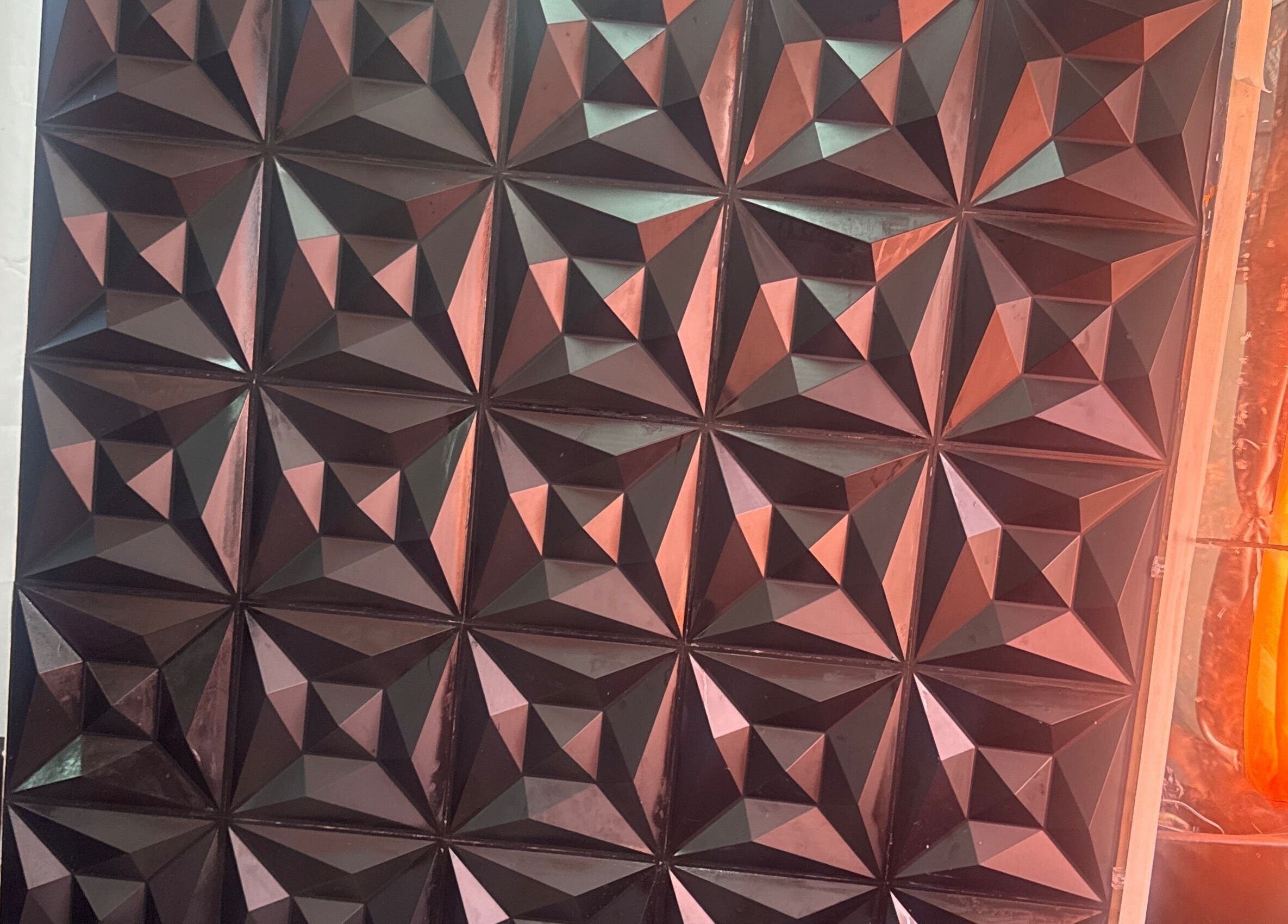 Elegant geometric wall design at DD’s hair salon, Philipsburg, SX, enhancing modern salon aesthetics.