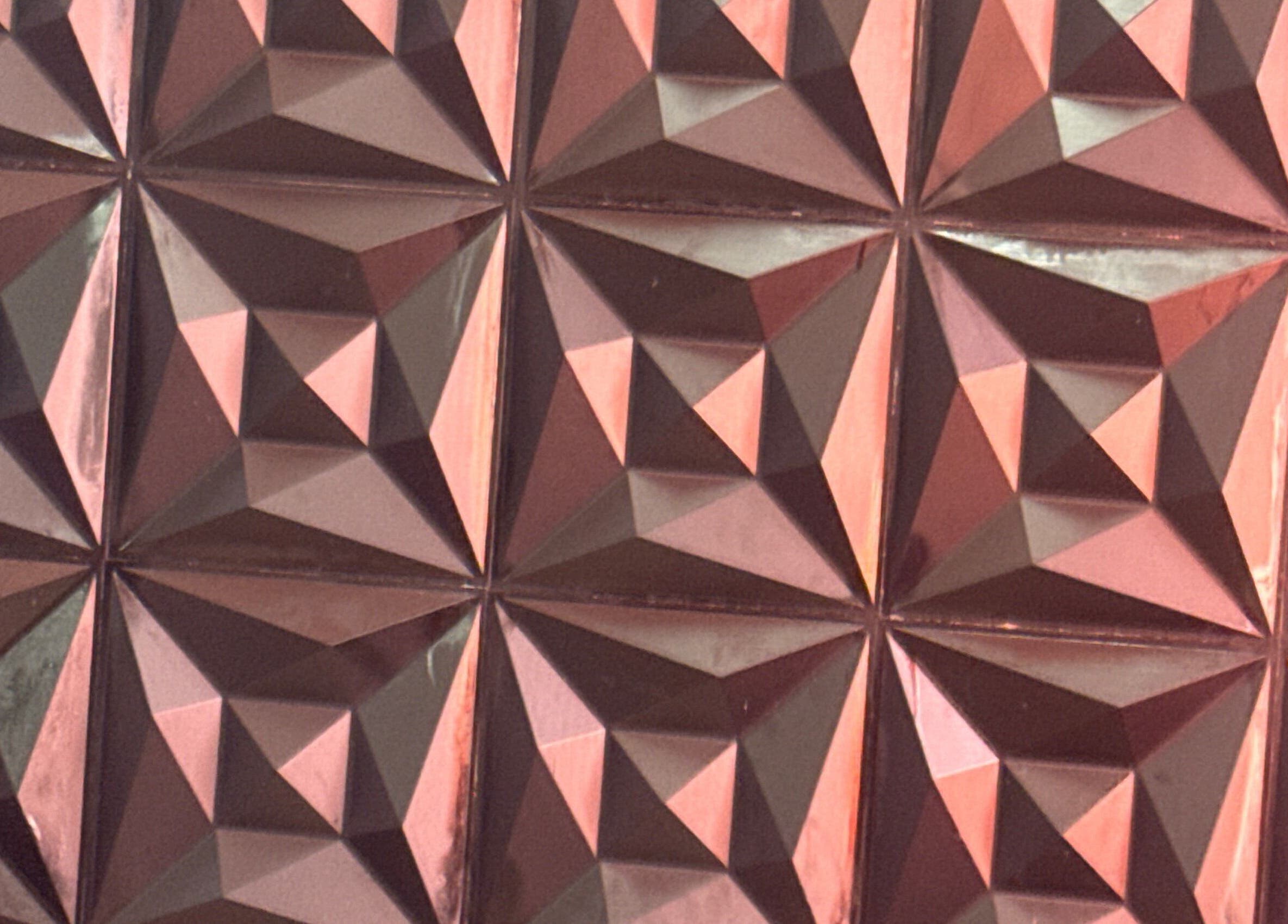 Geometric wall design at DD’s hair salon in Philipsburg, SX, showcasing modern style and artistic flair.