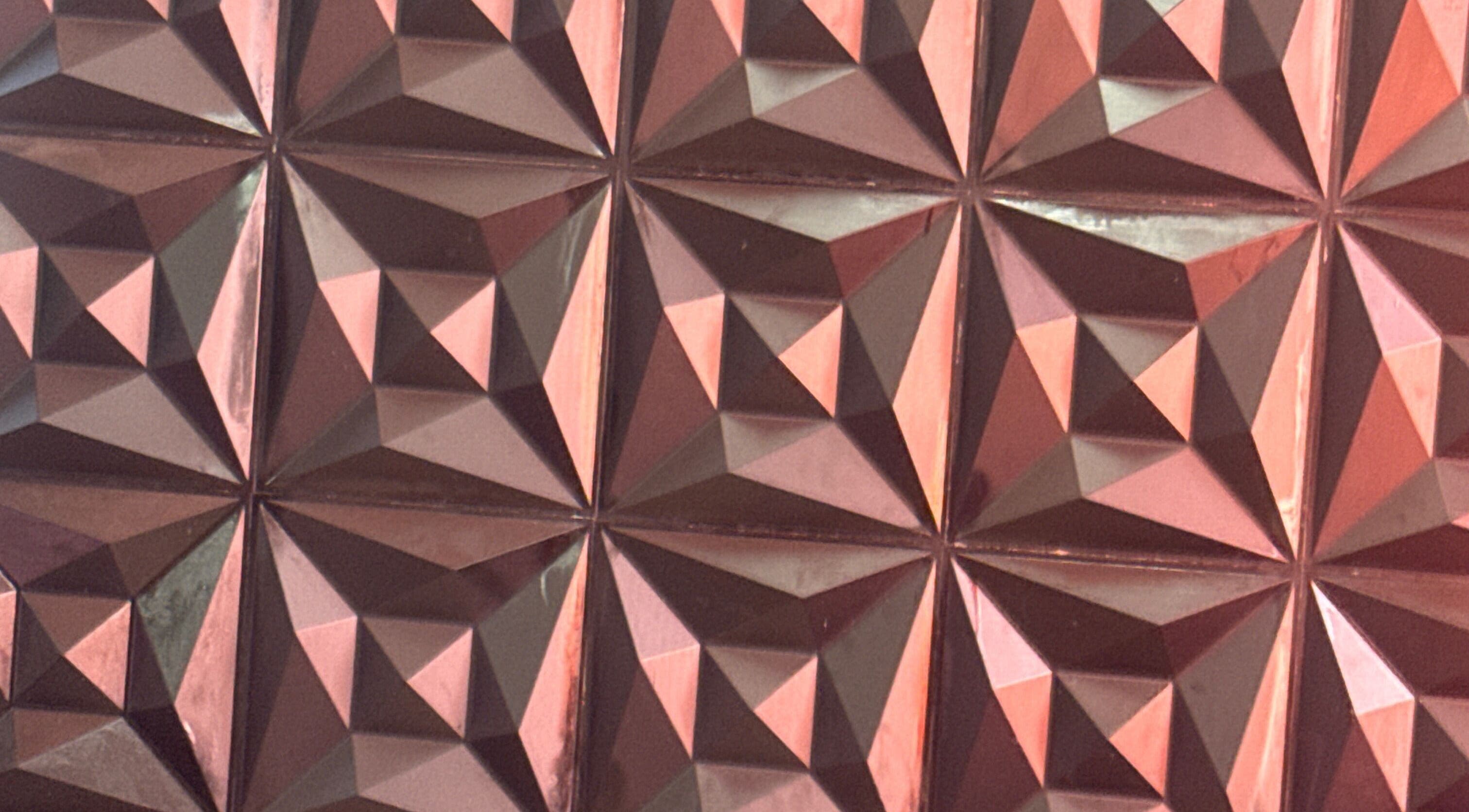 Geometric wall design at DD’s hair salon in Philipsburg, SX, showcasing modern style and artistic flair.