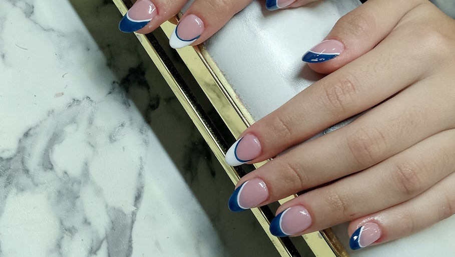 Nail art azul en Jessy Nails Artist, Quito, Pichincha, EC. Diseño elegante y moderno en uñas.