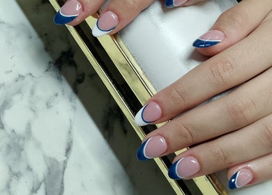 Nail art azul en Jessy Nails Artist, Quito, Pichincha, EC. Diseño elegante y moderno en uñas.